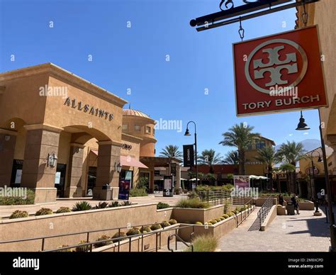 desert hills luxury outlets